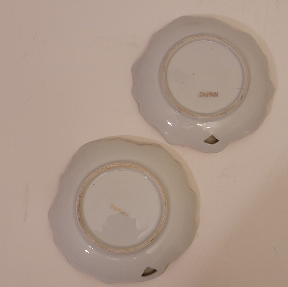 2 vintage ceramic leaf mini plates from Japan.  Excellent condition - Picture 2 of 5
